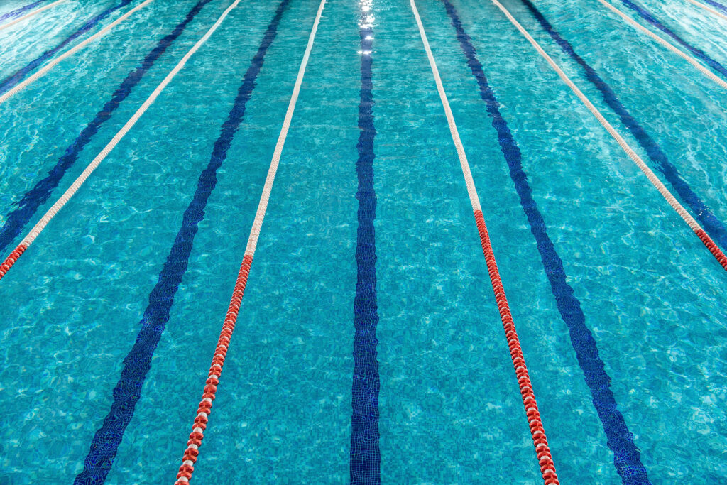 Schwimmbahnen im Freibad.